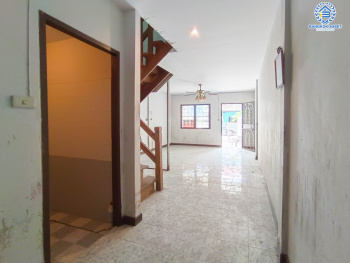 ทาวน์เฮ้าส์มือสอง นนทบุรี ม.กานต์มณี บางกรวย-ไทรน้อย เนื้อที่กว้าง 18 ตร.ว. ภายในสภาพดี พร้อมเข้าอยู่ โครงการเงียบสงบมีความเป็นส่วนตัว ฟังก์ชัน 2 ห้องนอน 2 ห้องน้ำ จอดรถได้ 1 คัน บ้านพร้อมอยู่ ตั้งบนทำเลเดินทางสะดวก เชื่อมต่อถนนบ้านกล้วย-ไทรน้อย และ ถนนบางกรวย-ไทรน้อย จองด่วน!